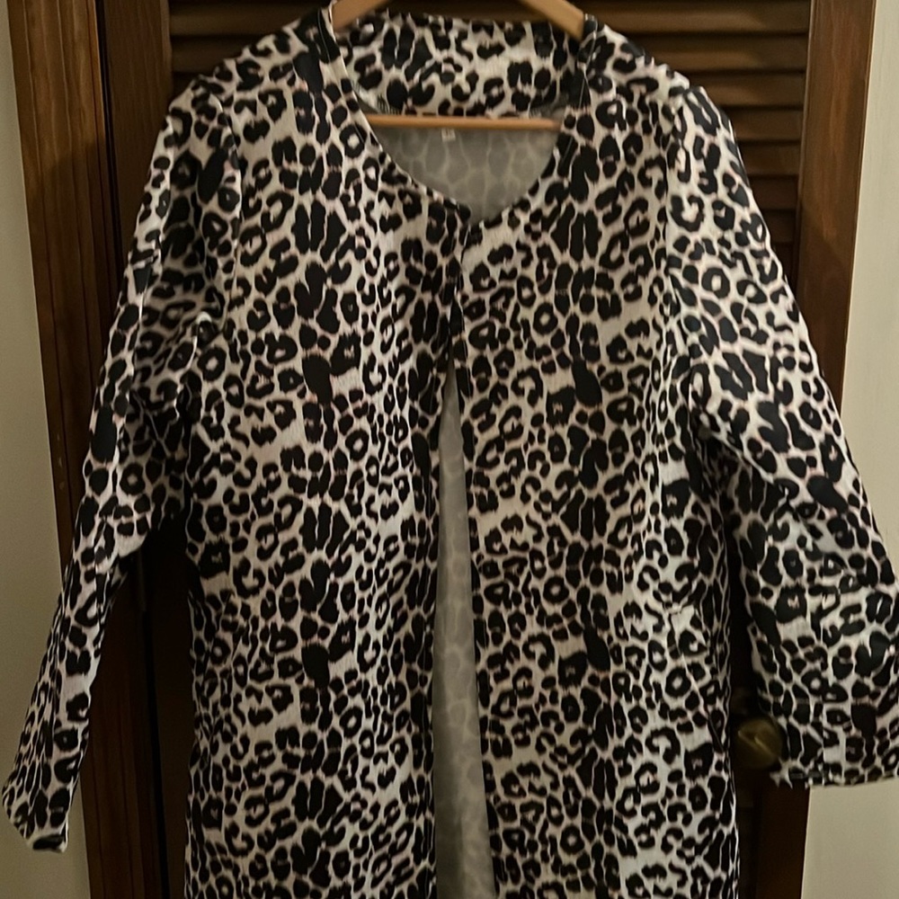 Women’s cheetah print thin overcoat  size XL.  Very nice